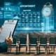 Das Bild zeigt einen professionellen Eventplaner, der mit einem Klemmbrett vor einem leeren Veranstaltungsort steht. Im Hintergrund sind eine Uhr und ein Kalender zu sehen, die die Bedeutung von Terminplänen hervorheben. Ein digitaler Bildschirm zeigt Erinnerungen und Benachrichtigungen, die Strategien zur Reduzierung von No Show Rate symbolisieren. Das Bild verdeutlicht den Einfluss von No-Shows in der Eventbranche und die Wichtigkeit einer effektiven Verwaltung.